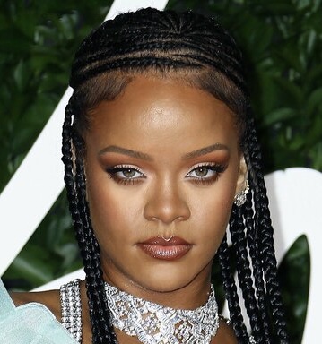 Rihanna duket e mrekullueshme pa grim, gjatë një mbrëmjeje me mikeshat në Barbados