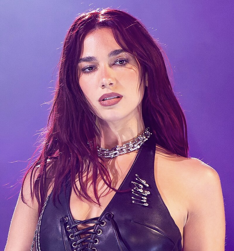 70 mijë euro në një dalje të vetme, Dua Lipa shkëlqen me bizhuteri të shtrenjta (FOTO)