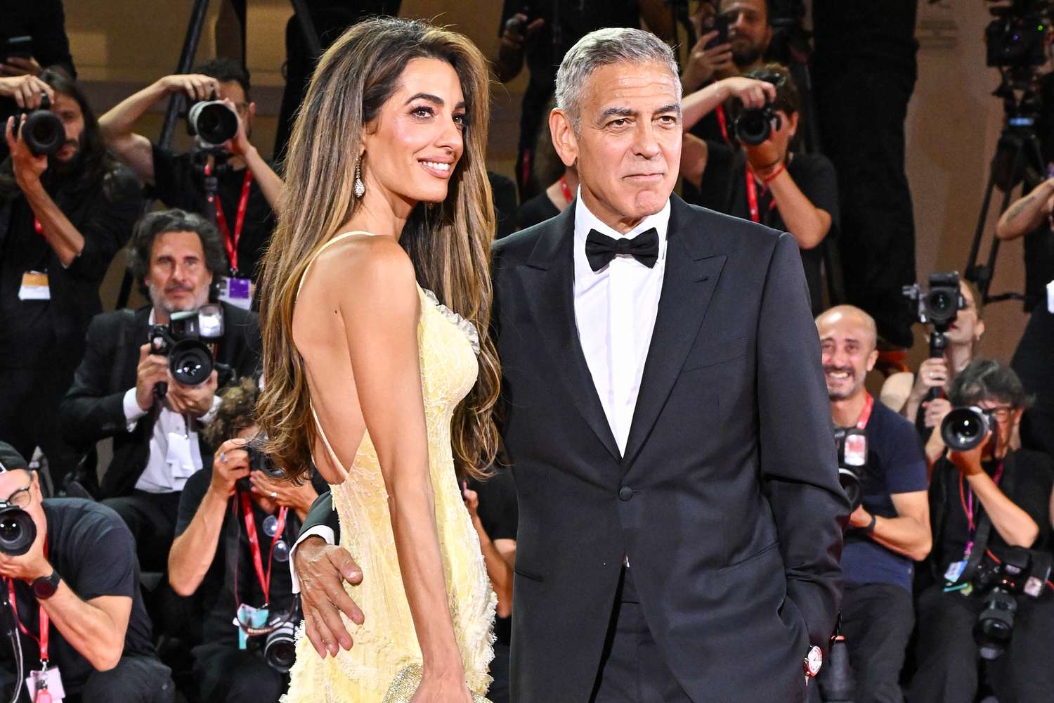 Një fotograf u rrëzua në tapetin e kuq në Venecia, George Clooney i habiti të gjithë me gjestin e tij