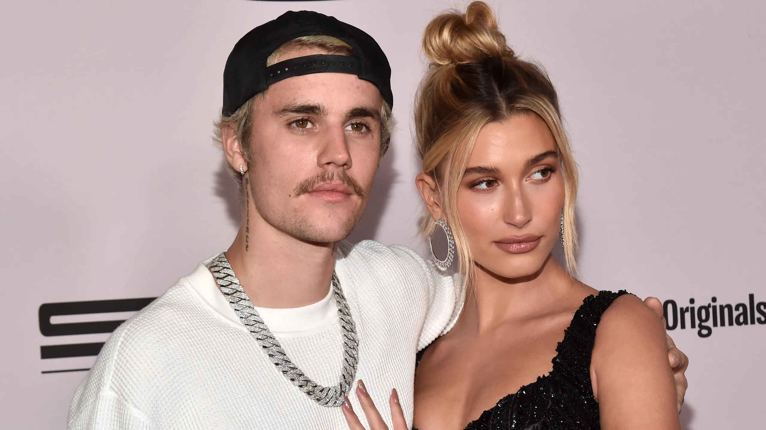 “Bota po shërohet” – fansat lavdërojnë Justin dhe Hailey Bieber për emrin e djalit