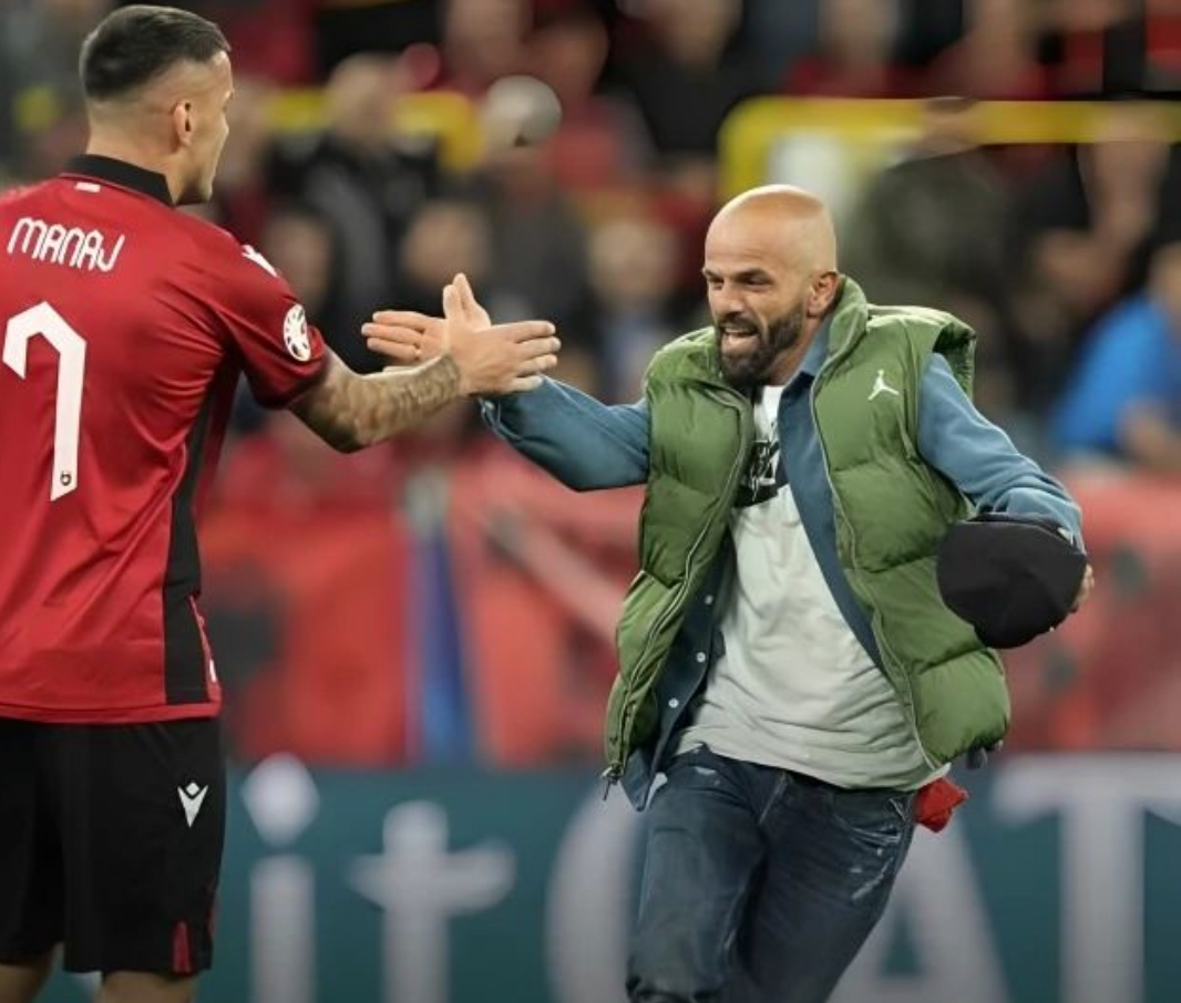 Hyri në fushë në ndeshjen Itali-Shqipëri, flet tifozi shqiptar: Kisha vënë bast me djalin!