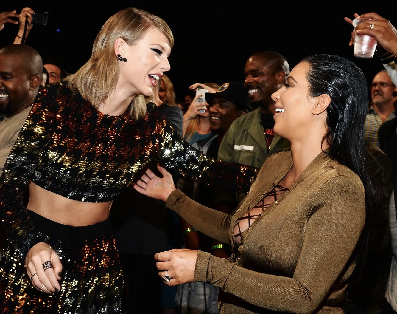 Ndizet sërish sherri me Kim Kardashian, Taylor Swift “e përshëndet” në mes të koncertit