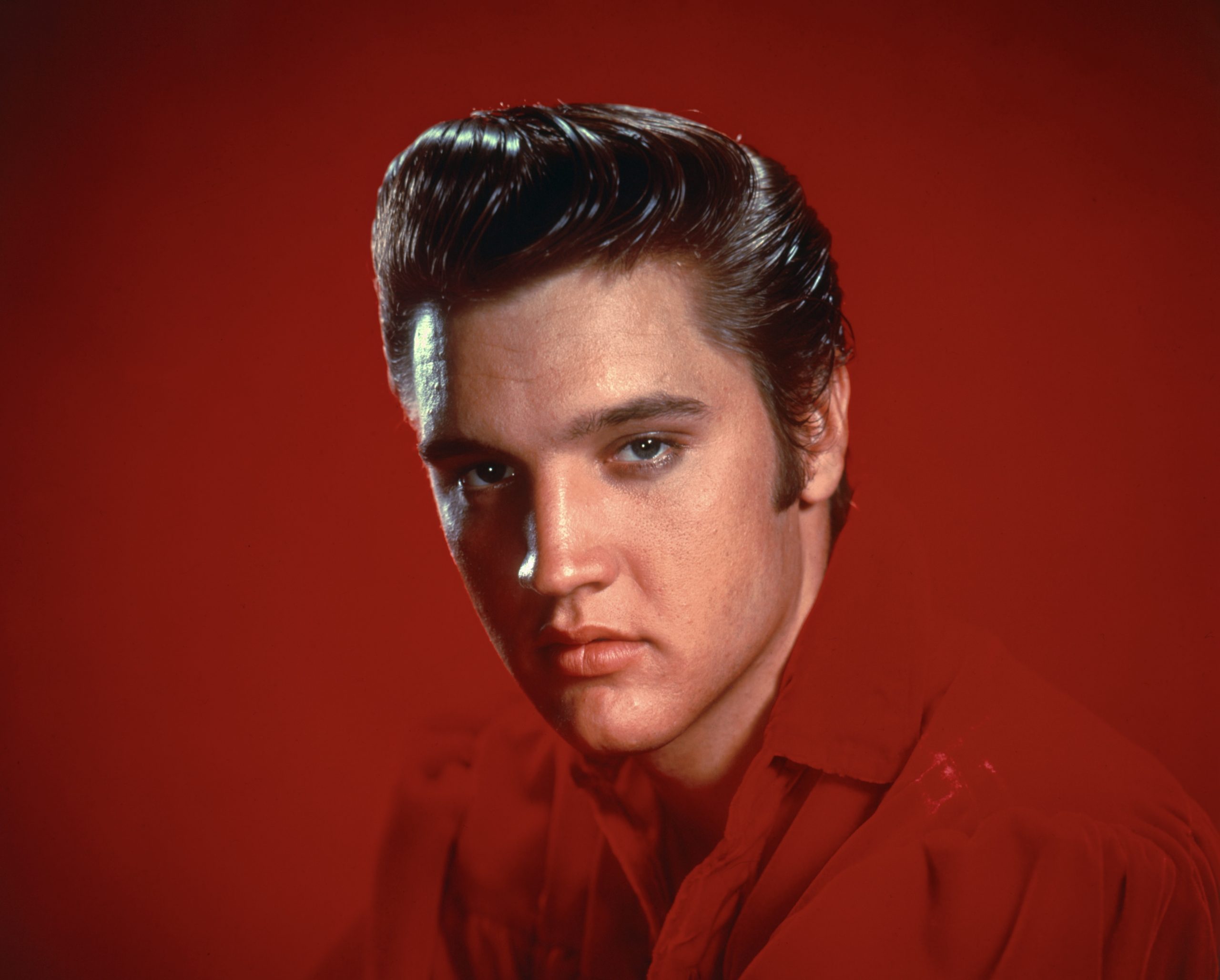 Këpucët legjendare të Elvis Presley-t shiten për vlerën marramendëse (FOTO)