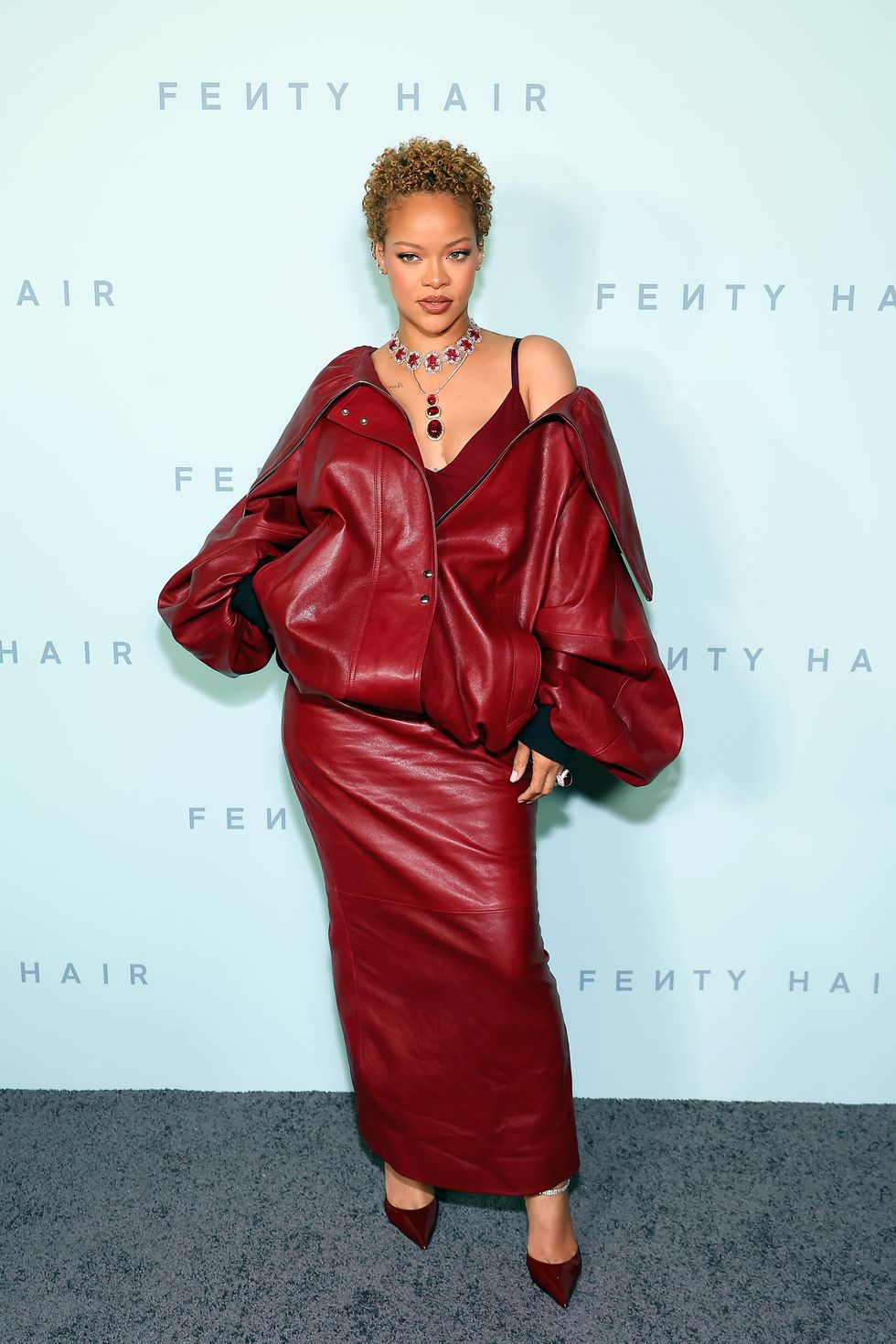 U shfaq me një pamje të re të pazakontë, Rihanna flet për rënien e flokëve pas lindjes (VIDEO)
